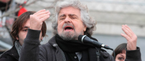 Protesta dei Cinquestelle a viale Mazzini. Grillo: andremo a casa a cercare i dirigenti dei Tg