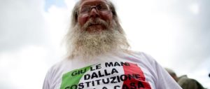 I “compagni” in piazza per difendere la Costituzione (senza sapere neppure che cos’è)