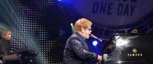 La rabbia di Zaman si abbatte su Elton John: «Niente foto, è un gay»