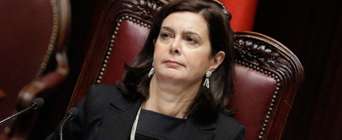 La Boldrini ne combina un’altra: «Lei mi deve chiamare “signora presidente”…»