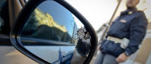 Due poliziotti feriti a un posto di blocco, è caccia all’uomo a Napoli