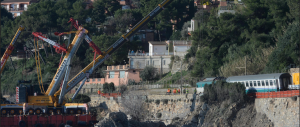 Dopo la Concordia oggi va in onda lo “show” del recupero di un treno sospeso a picco sul mare