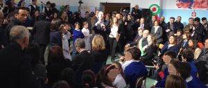 Renzi, sfilata di regime a scuola: bambini in festa con girotondi e cori “Matteo, Matteo”. Altro che balilla…