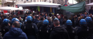 Assaltati i banchetti di FdI e CasaPound: così i centri sociali “aprono” la campagna elettorale