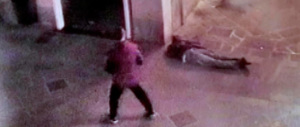 Calci e pugni a un 19enne per rubargli il portafoglio: arrestato un romeno