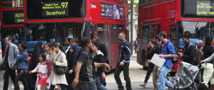 Da Varsavia a Londra per cercare lavoro: un deputato polacco prova la vita da irregolare