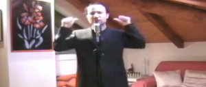 Il grillino canta “show must go on”, Crozza lo sfotte e si becca una querela. Ecco il video