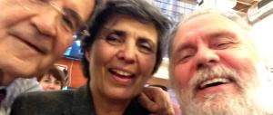 Il selfie, da moda ossessiva a sintomo compulsivo. Dopo i vip, anche i politici si lasciano contagiare