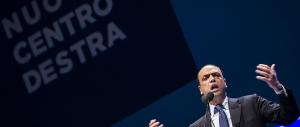 La mission impossibile di Alfano: risuscitare i moderati, sempre più marginali nello scontro tra renziani e grillini