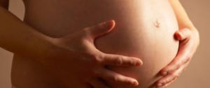 Assunta al 9° mese di gravidanza, il plauso della Meloni (e delle mamme italiane)