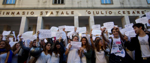 Lettura sul sesso gay a scuola, il ministero apre una “indagine”. Il centrodestra all’attacco