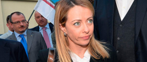 La Meloni a bordo di un “mini-tanko” solidalizza con i “venetisti”: «Eccessiva l’azione della magistratura»