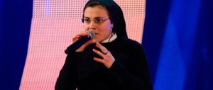 «Le ragazze vogliono solo divertirsi». La suora rockstar divide il mondo cattolico