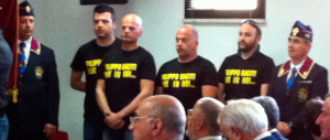 Una maglietta in ricordo di Raciti. È la risposta degli agenti di polizia a Genny ‘a carogna