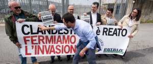 I centri sociali contestano Salvini: «Siamo tutti clandestini». E la Lega ringrazia…