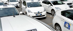 Milano, i tassisti passano dalle (male) parole ai fatti: aggrediti due autisti del servizio “Uber”