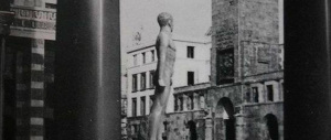 Il deputato di Sel difende i nudisti ma non vuole in piazza a Brescia l’atleta nudo che rappresentava “L’era fascista”