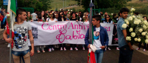 Lacrime, rose e ancora tanta rabbia : un corteo ricorda Fabiana, bruciata viva dal fidanzato un anno fa