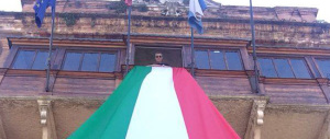 Bologna, sulla Torre degli Asinelli due tricolori di cinquanta metri: Fdi invita a “votare italiano”