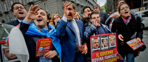 Napoli, i logori cori antifascisti contro La Russa. Che risponde con l’Inno di Mameli e qualche “marameo”