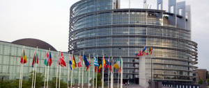Euroscettici in difficoltà per formare un gruppo a Strasburgo: al via le consultazioni tra Fn e Lega
