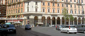 Far West a Roma: a piazza Vittorio venti indiani picchiano un romeno