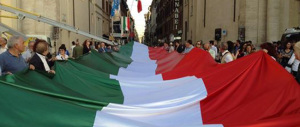 Mezzo chilometro di tricolore a via del Corso. Il day after la “sorpresa” di Fratelli d’Italia