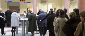 ln fila agli sportelli nel giorno più nero per i contribuenti. Tra Imu e Tasi, un salasso da 54 miliardi