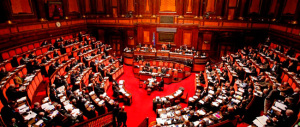Sos fiducia: il premier sfida la minoranza Pd. E ai Cocer promette lo sblocco degli stipendi