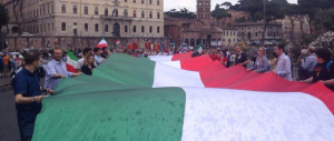 Roma, a migliaia sotto la pioggia per chiedere la liberazione dei marò. Marino non c’era…