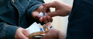 Vendeva droga a un minorenne al parco: arrestato un richiedente asilo nigeriano