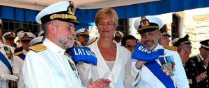 La Pinotti “consola” i marò mostrandogli la t-shirt dell’Italia. L’ira della Meloni: «Patetica pagliacciata»
