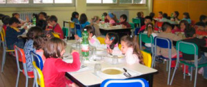 Rubavano il cibo dei bambini alla mensa scolastica: arrestate 2 cuoche