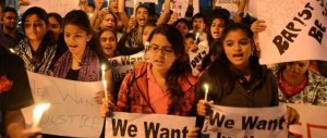 India, una spirale di violenza senza fine: ancora due donne abusate, uccise e impiccate