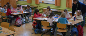 Minacciava gli alunni col coltello. Il pm voleva l’assoluzione, ma arriva la condanna a un anno