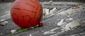 Napoli: crolla un altro cornicione, tragedia sfiorata. De Magistris diserta i funerali di Salvatore