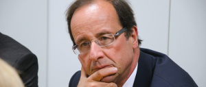 Sulle note della Marsigliese Hollande si becca i fischi e i contestatori finiscono in manette
