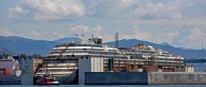Senza problemi la prima notte della Concordia a Genova. Si cerca l’ultimo cadavere