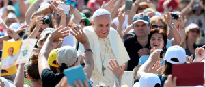 Il Papa visita a sorpresa la mensa vaticana. I lavoratori: «Fra noi come il più umile degli operai»