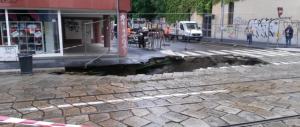 Maltempo, Milano in ginocchio: esonda il Seveso, maxi-voragine al centro della città
