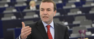 Il “pifferaio” non incanta Strasburgo e viene travolto dalle critiche. Ma non aveva “domato” la Merkel?
