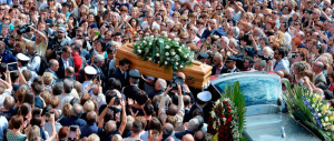 Lacrime e applausi, Asti dà l’addio a Giorgio Faletti: in cinquemila al funerale