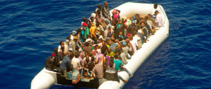 Sos immigrazione, nuova tragedia nel canale di Sicilia: recuperati 5 cadaveri da un gommone semiaffondato