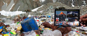 Emergenza rifiuti anche sul K2. Le foto di un italiano fanno il giro del web (e accusano un noto alpinista austriaco)