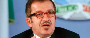 Maroni indagato per alcuni contratti irregolari. Avrebbe fatto pressioni su Expo 2015 e Eupolis