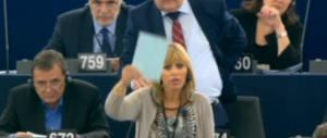 Strasburgo, Alessandra Mussolini contro Schulz: «Non mi fa parlare? Andrò in aula con la tromba»