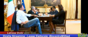 Riforme, Renzi fa il piacione pure con i grillini. In diretta streaming l’incontro per trovare la quadra che non c’è