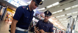 Roma, un immigrato spacciatore aggredisce gli agenti a testate e morsi