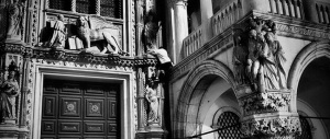 Scala Palazzo Ducale a Venezia. L’ultimo sfregio dei turisti-vandali ai monumenti italiani
