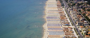 “Cari ladri, se entrate vi ammazziamo”. A Forte dei Marmi i turisti russi si organizzano così…